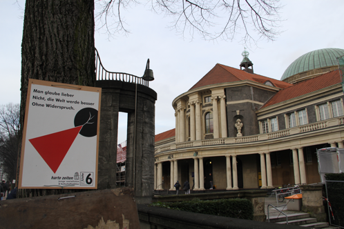 Плакат списка Харте Цайтен (Harte Zeiten. Junge Sozialisten) перед фасадом главного исторического здания Гамбургского университета.