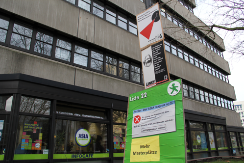 Предвыборные плакаты Зелёных, Левых и Харте Цайтен перед окнами студенческого профсоюза АстА.