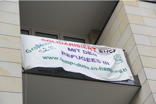 Баннер на балконе одного из корпусов университета «Солидаризируйтесь с бежанцами!»