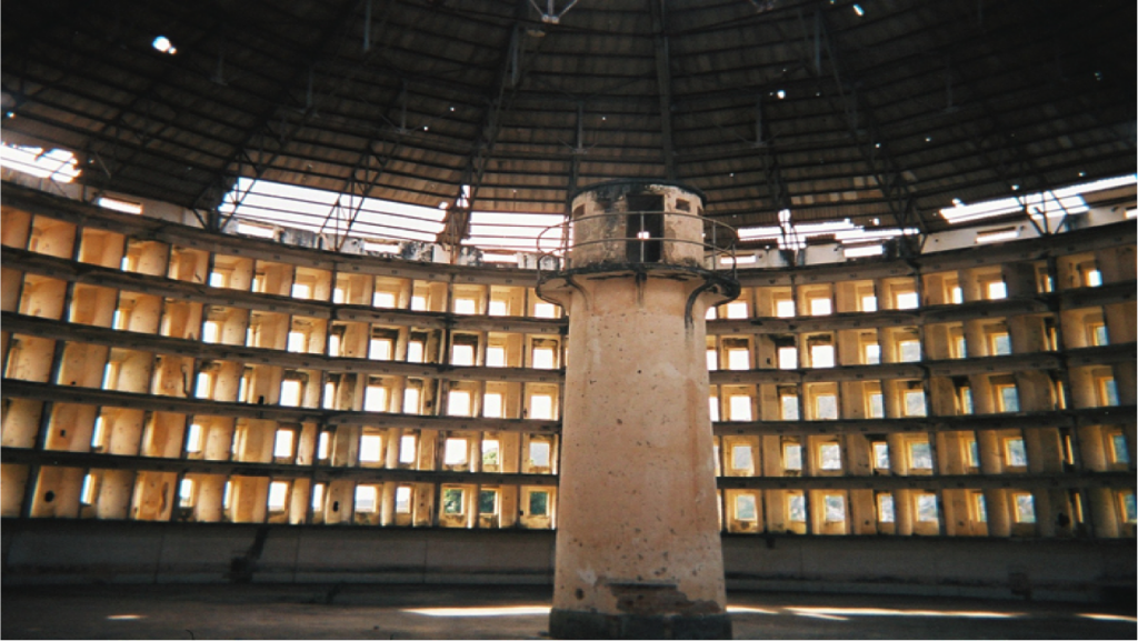Тюрьма, построенная по образу паноптикума Иеремии Бентама, вдохновлявшего Мишеля Фуко.