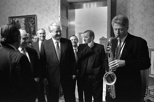 Билл Клинтон демонстрирует навыки игры на саксофоне для Бориса Ельцина в Белом доме в 1994 г.
