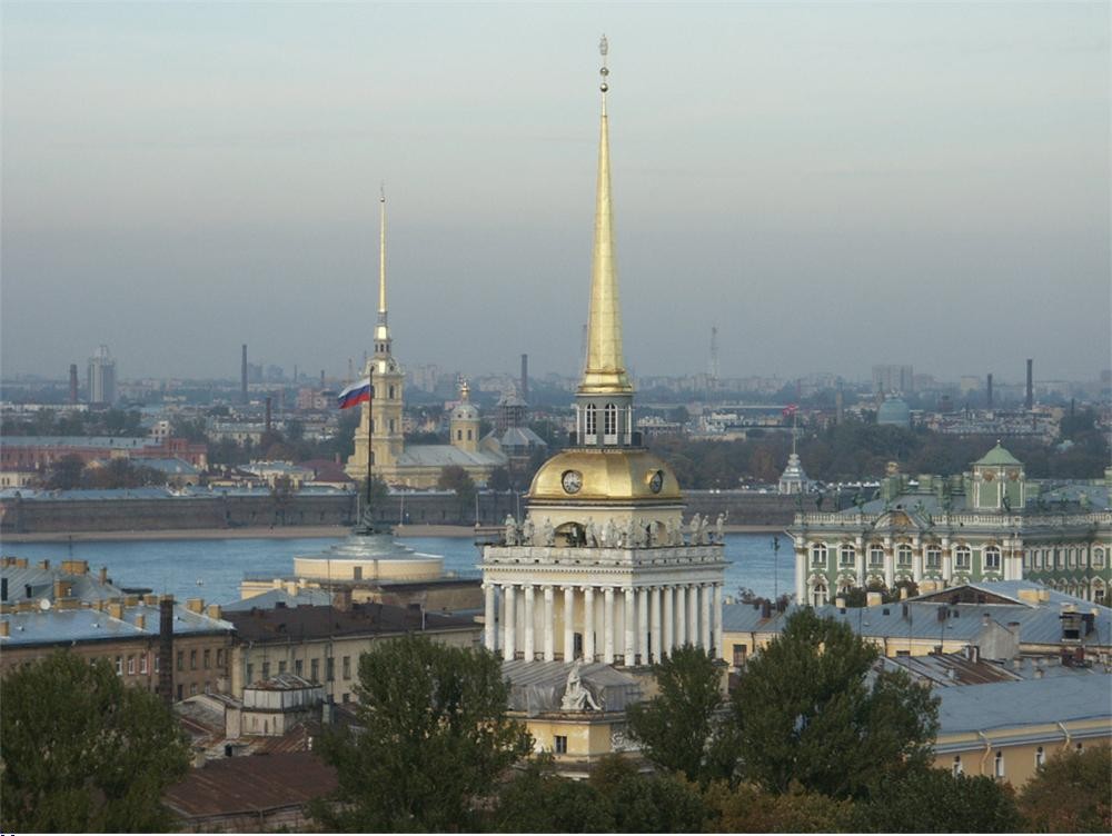 Вид на башню Адмиралтейства в Санкт-Петербурге.