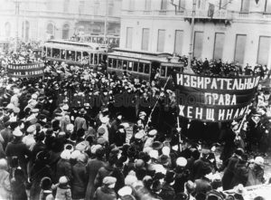 revolution-1917-russian-revolution-1917-women-demonstrating-in-petrograd-b5mwry